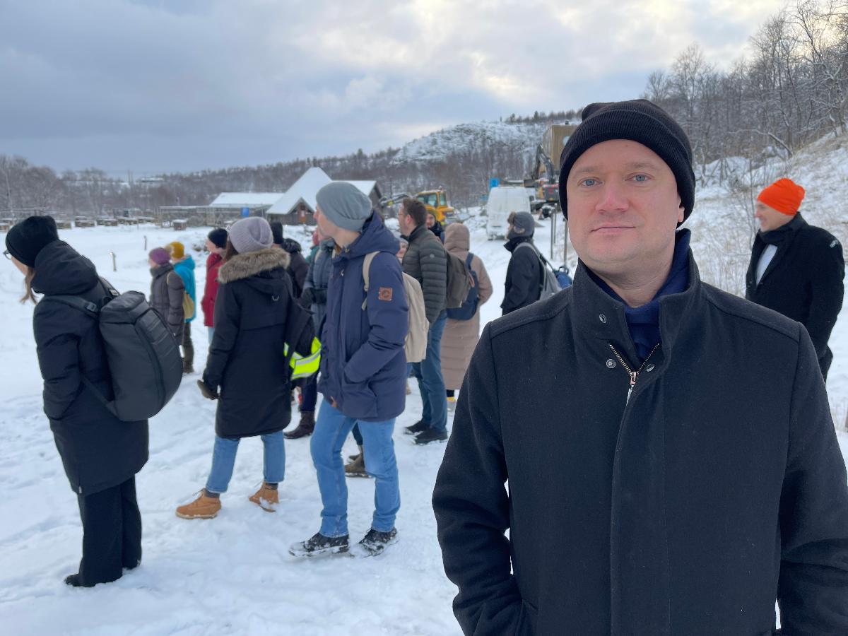 Folk som står ute i snøen