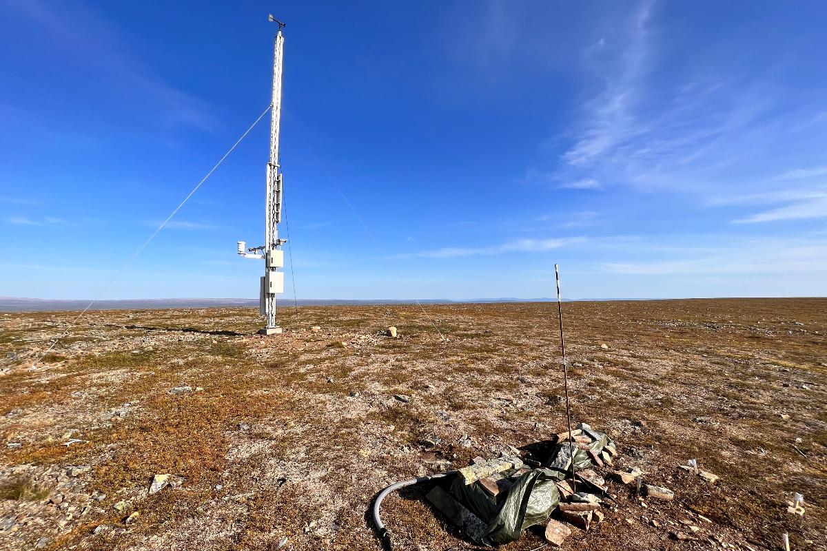 A large antenna in a flat, desolate landscape. Not a tree in sight.