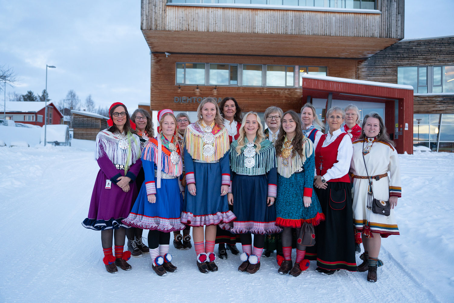 gruppebilde av kvinner utkledd i kofte