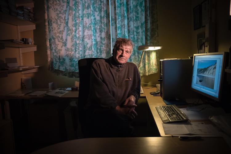 En mann p&aring; et m&oslash;rkt kontor