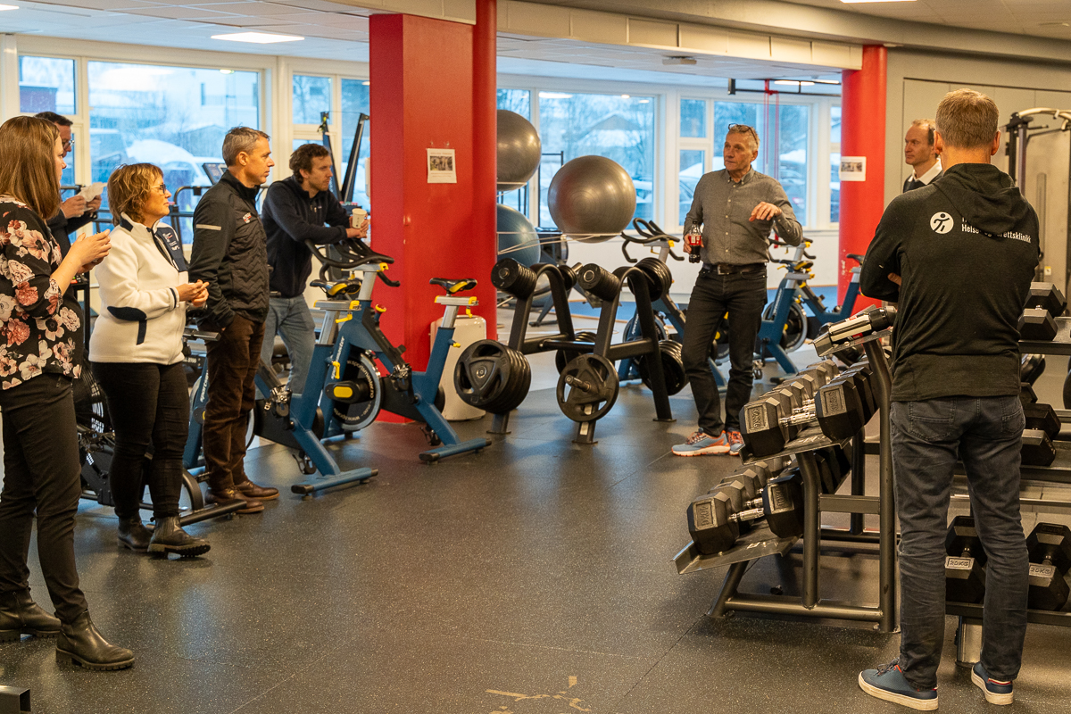 mennesker som står i treningsstudio