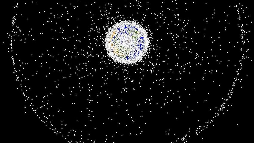 bildet av s&oslash;ppel som flyter rundt i verdensrommet som ligner sm&aring; lysende prikker 