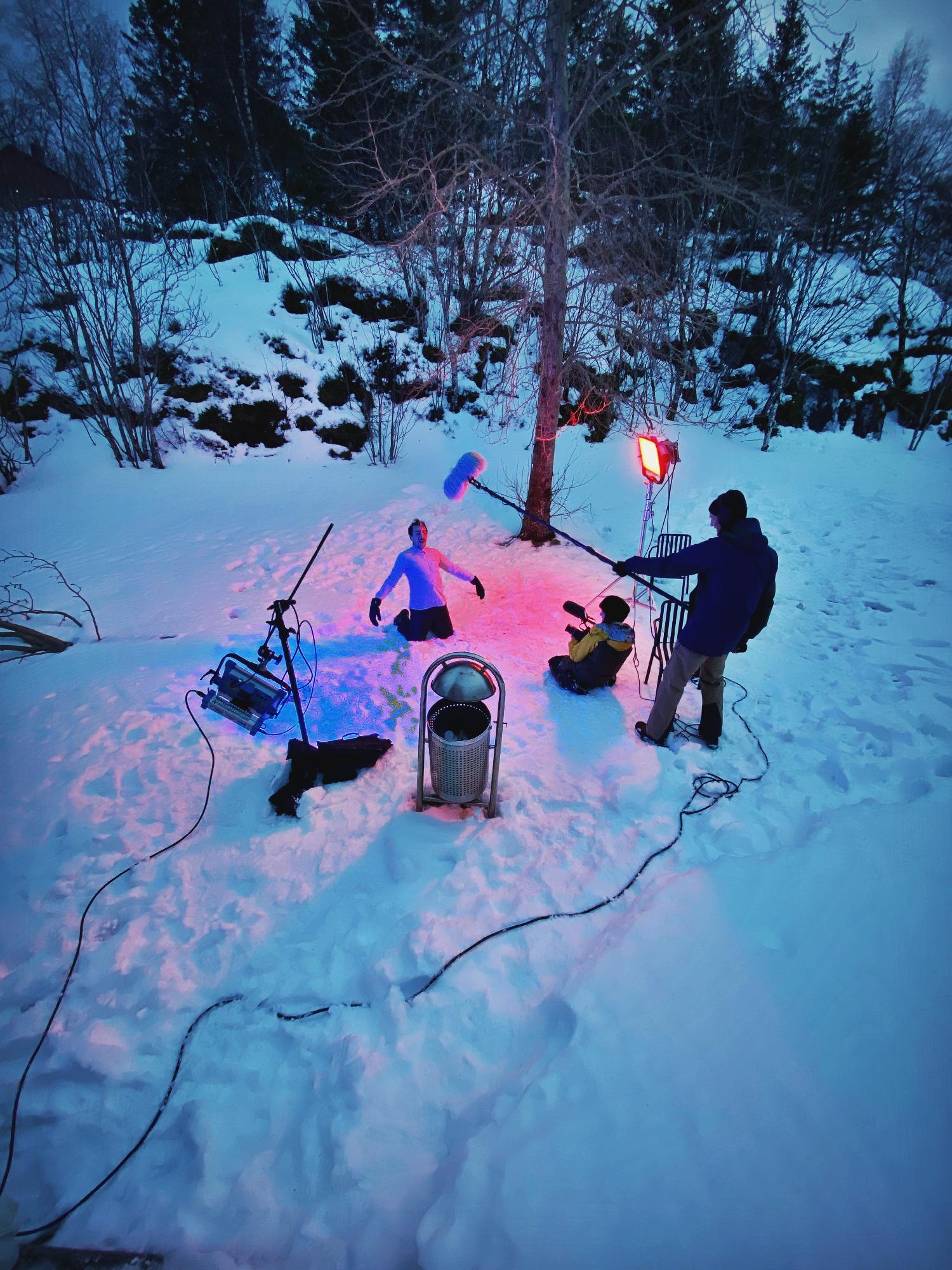 Studenter p&aring; filmsett om vinteren
