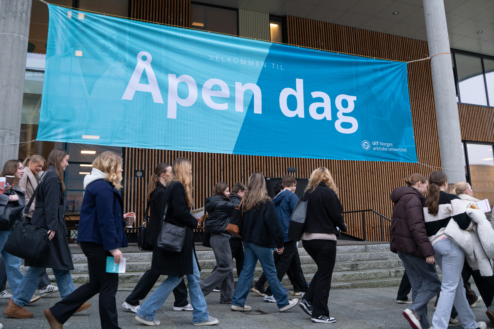Åpen dag Studenter som går forbi et banner der det står Åpen dag.