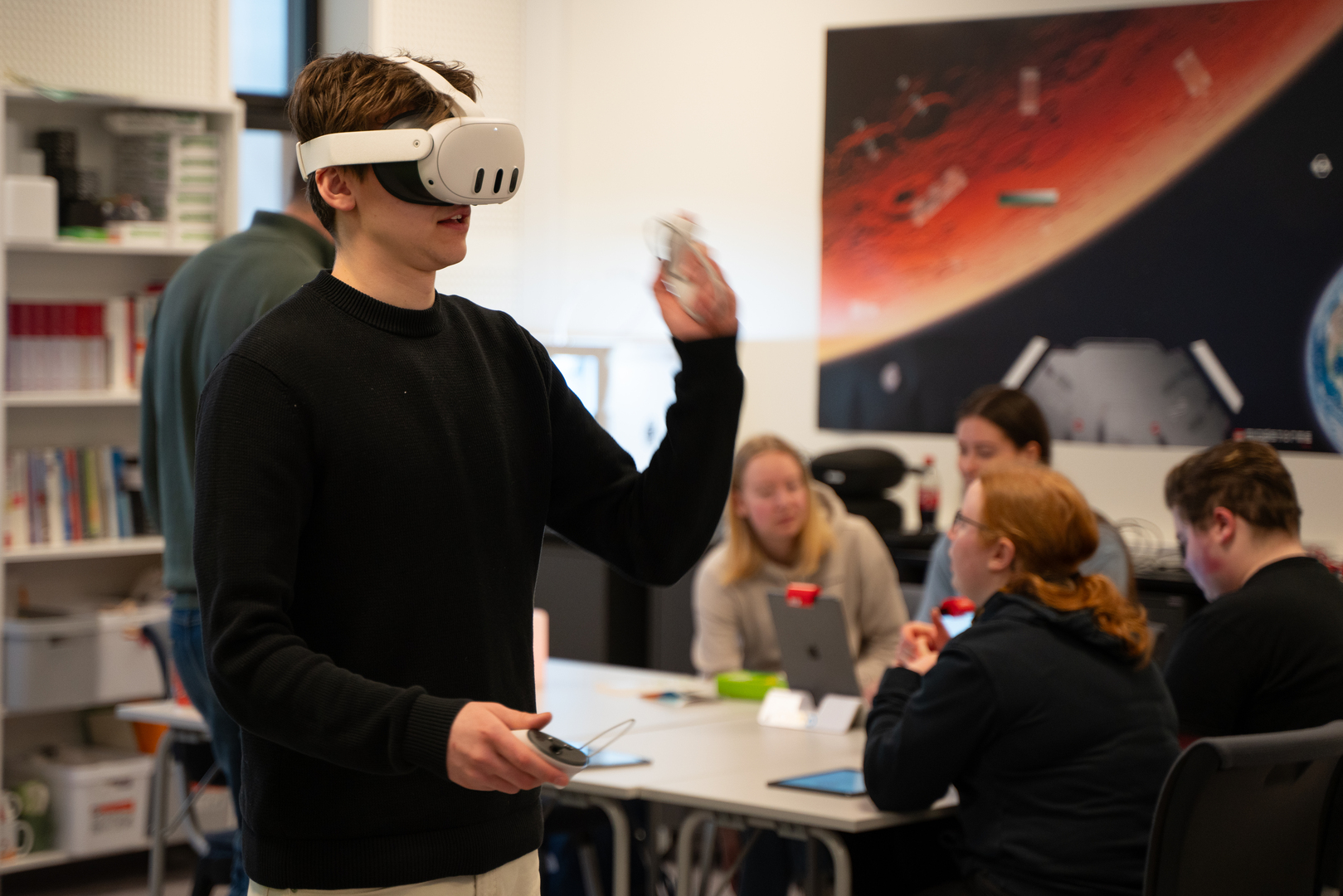 VR-briller gutt som har på seg VR-briller