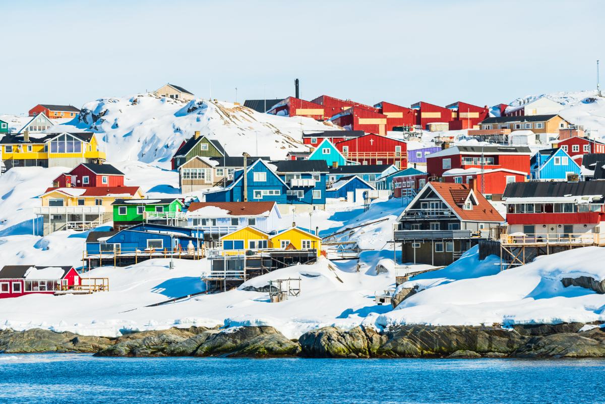 fargerike hus p&aring; gr&oslash;nland