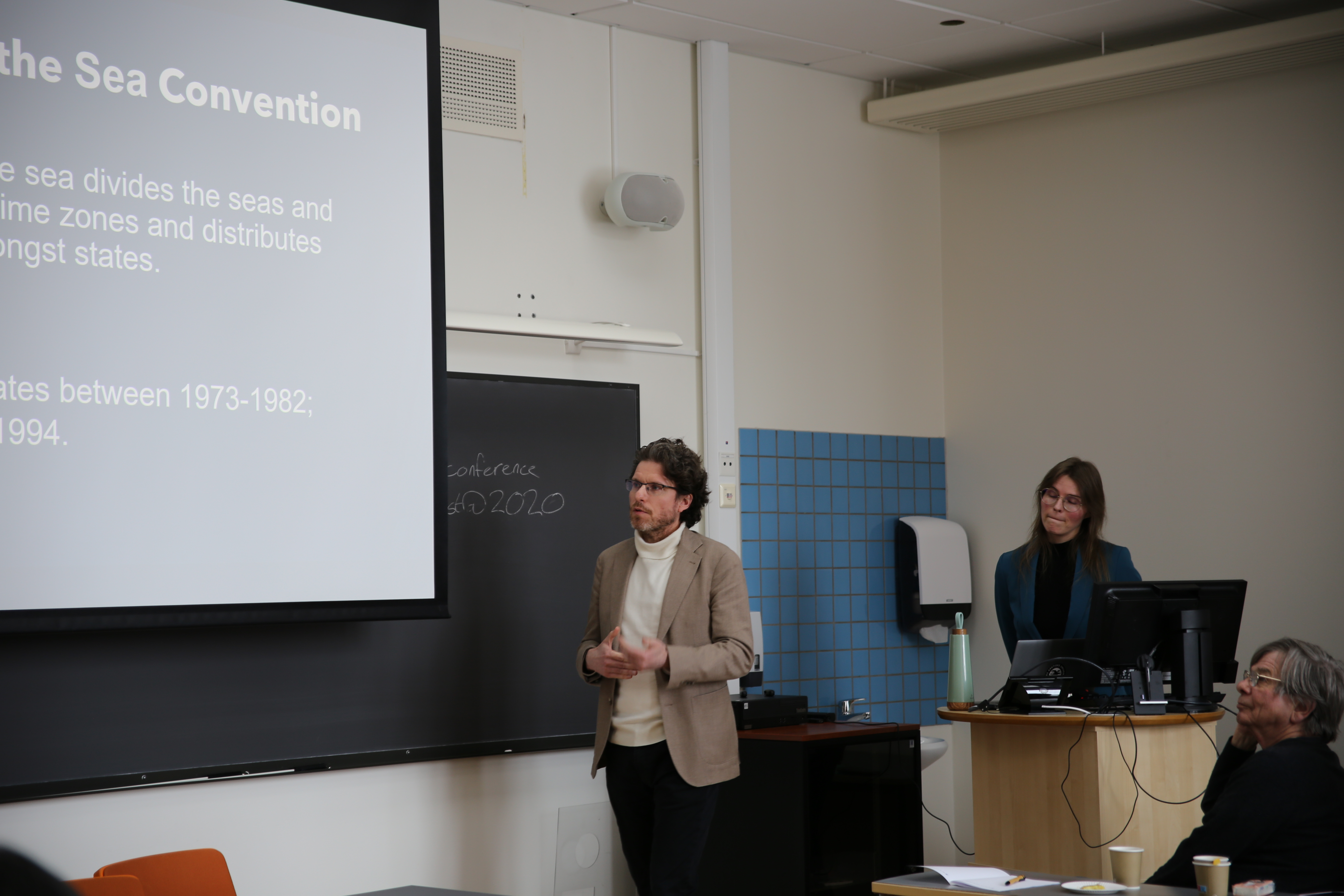 Youri talking to the participants while Jessica is listening