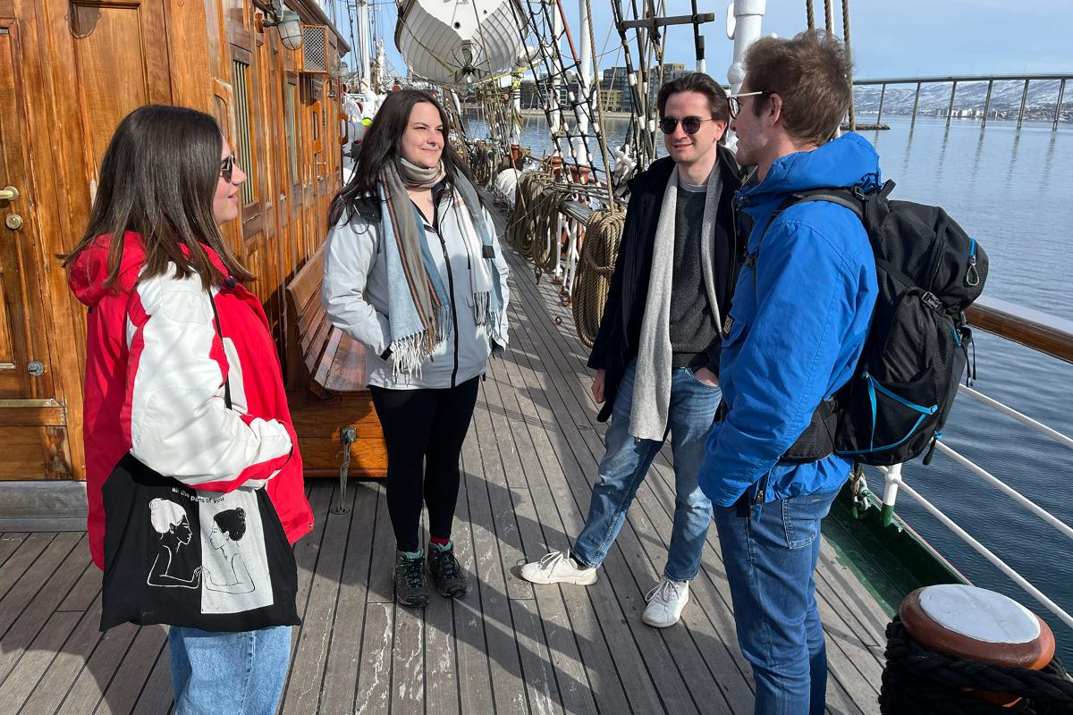 Studenter_.jpg Fire unge mennesker snakker sammen.