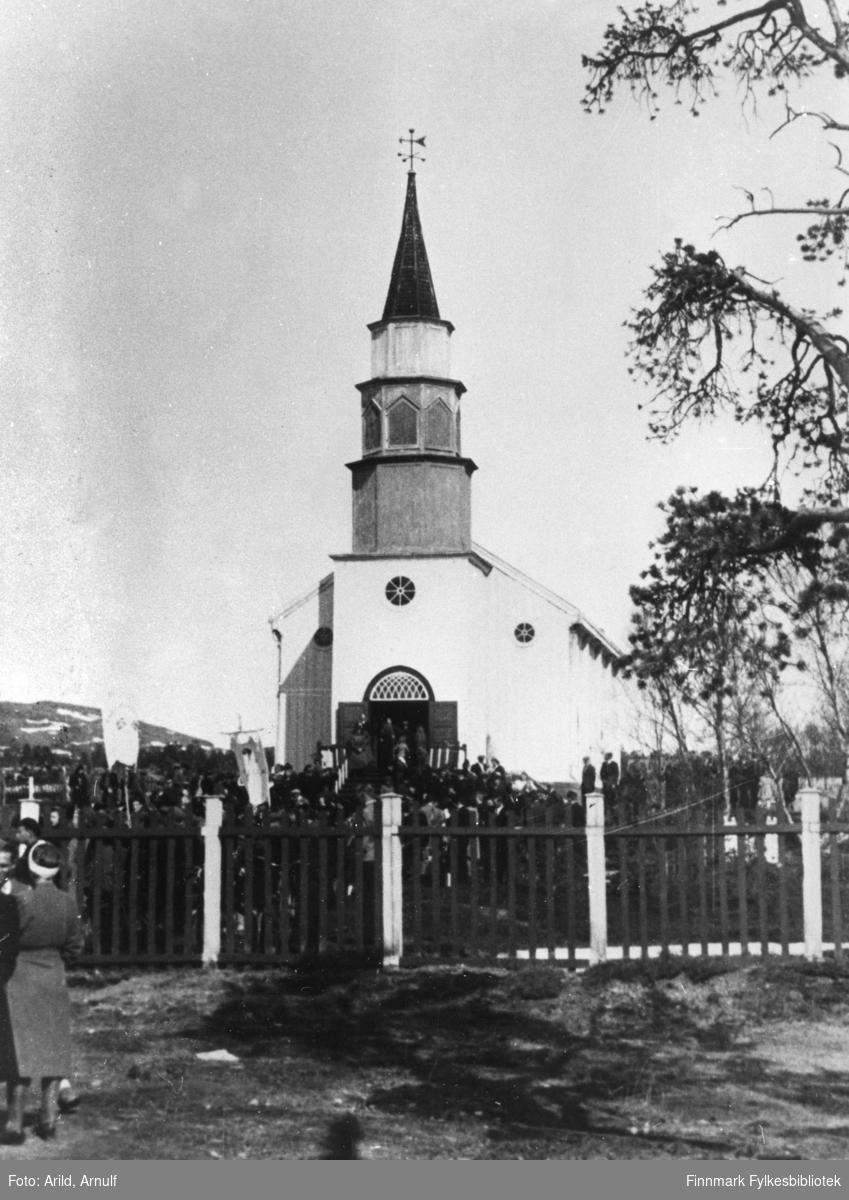 Bossekop kirke Folk er samlet utenfor Bossekop kirke