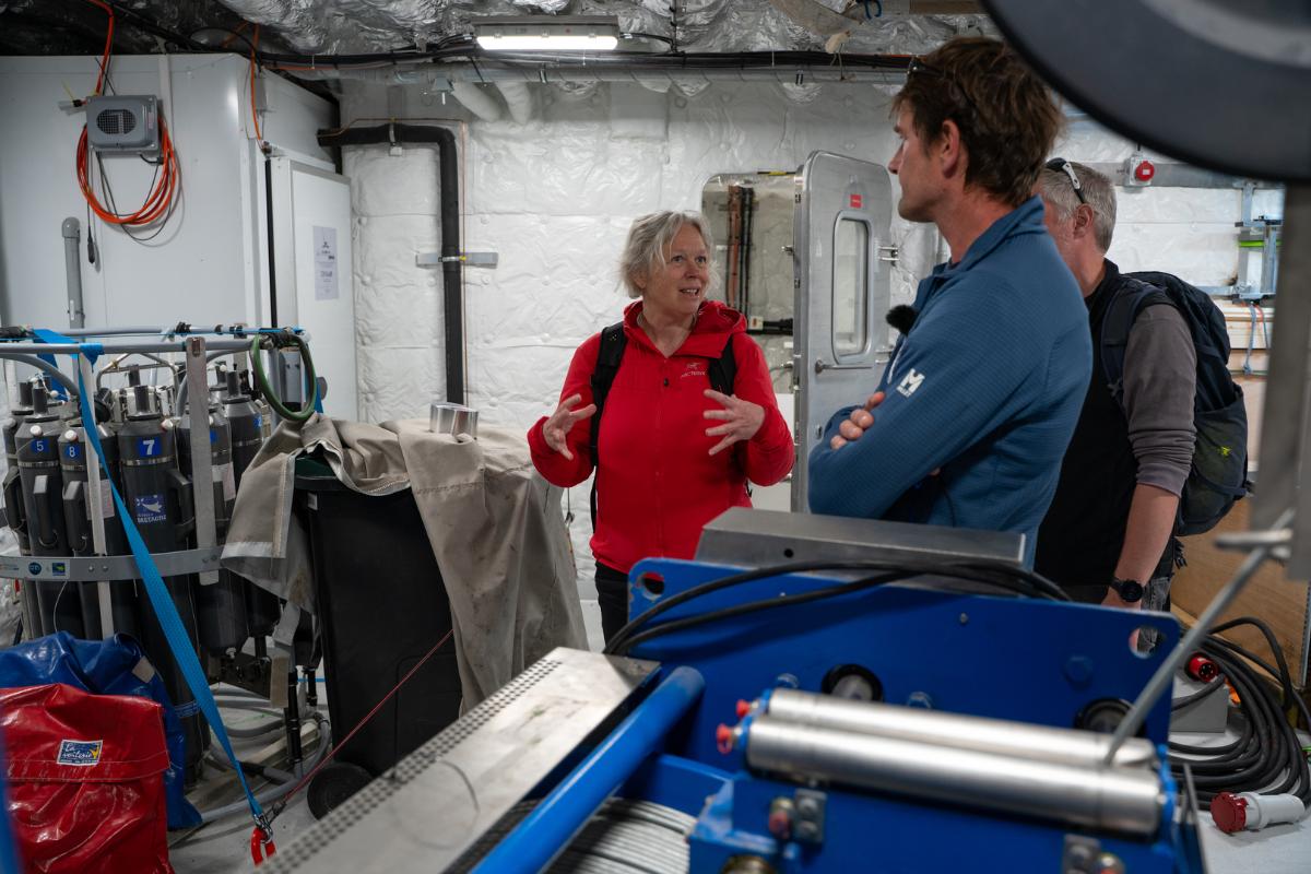 Marit_Reigstad_ombord_i_Tara_Polar_Station_UIT_28981_Foto_Jorn_Berger_Nyvoll.jpg To personer står inne i en båt
