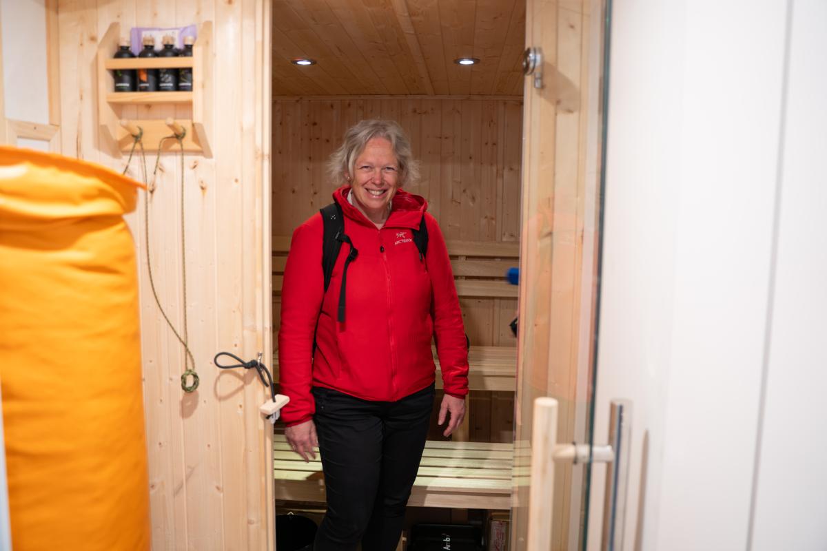 Marit Reigstad ble begeistret for &aring; se badstuen.