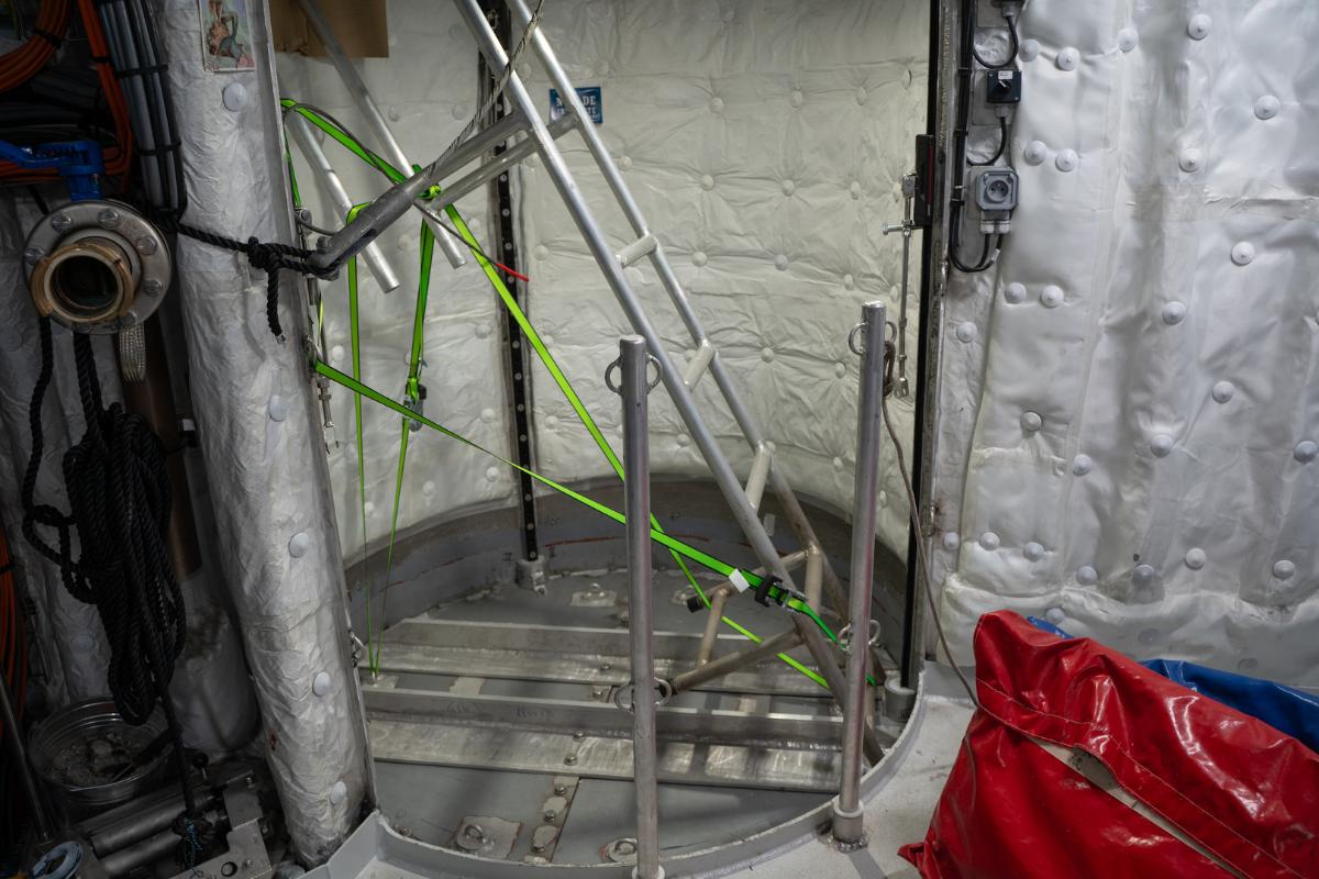 Slik ser en moon pool ut n&aring;r den er lukket.