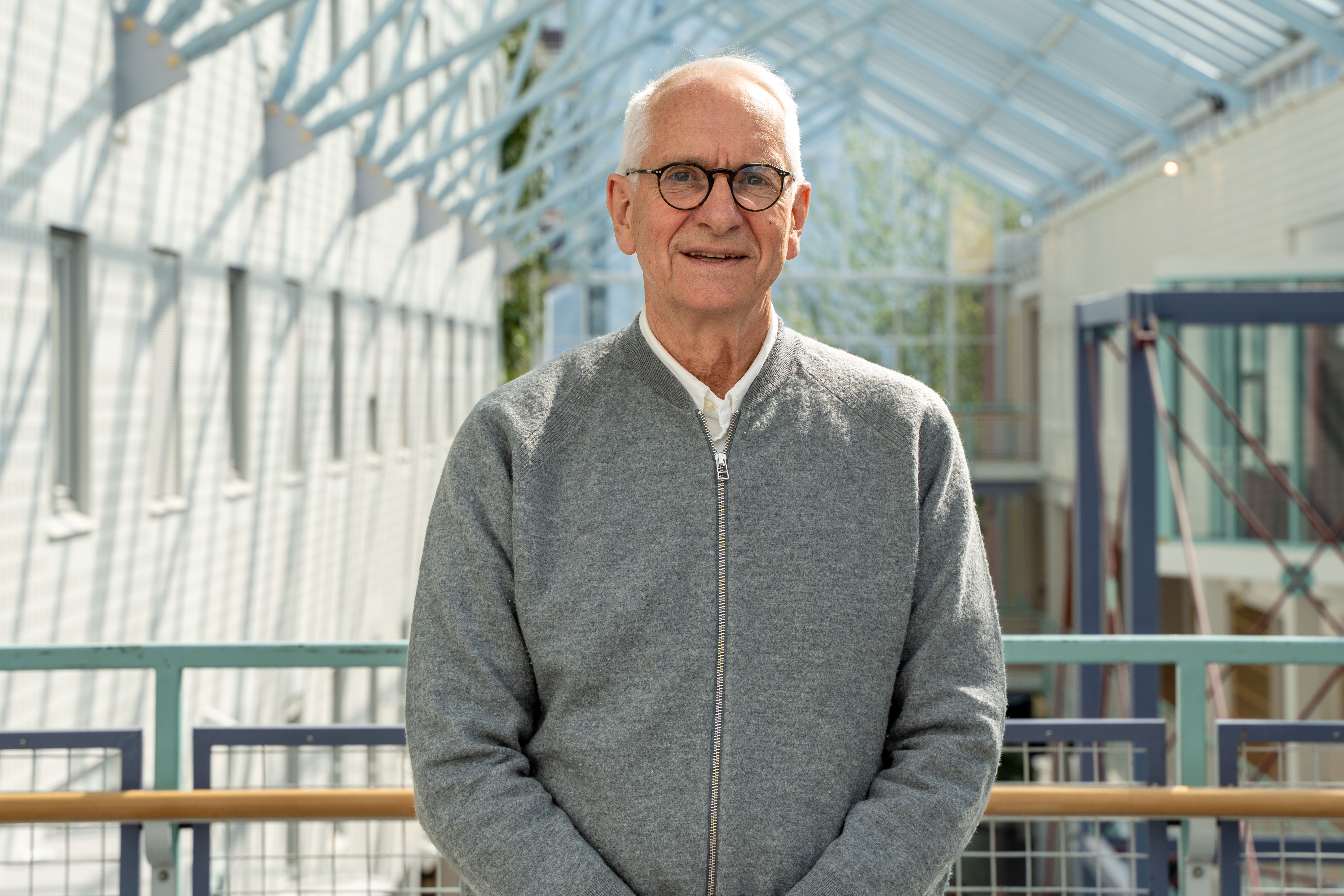 Torkjel Tveita mann som står å smiler