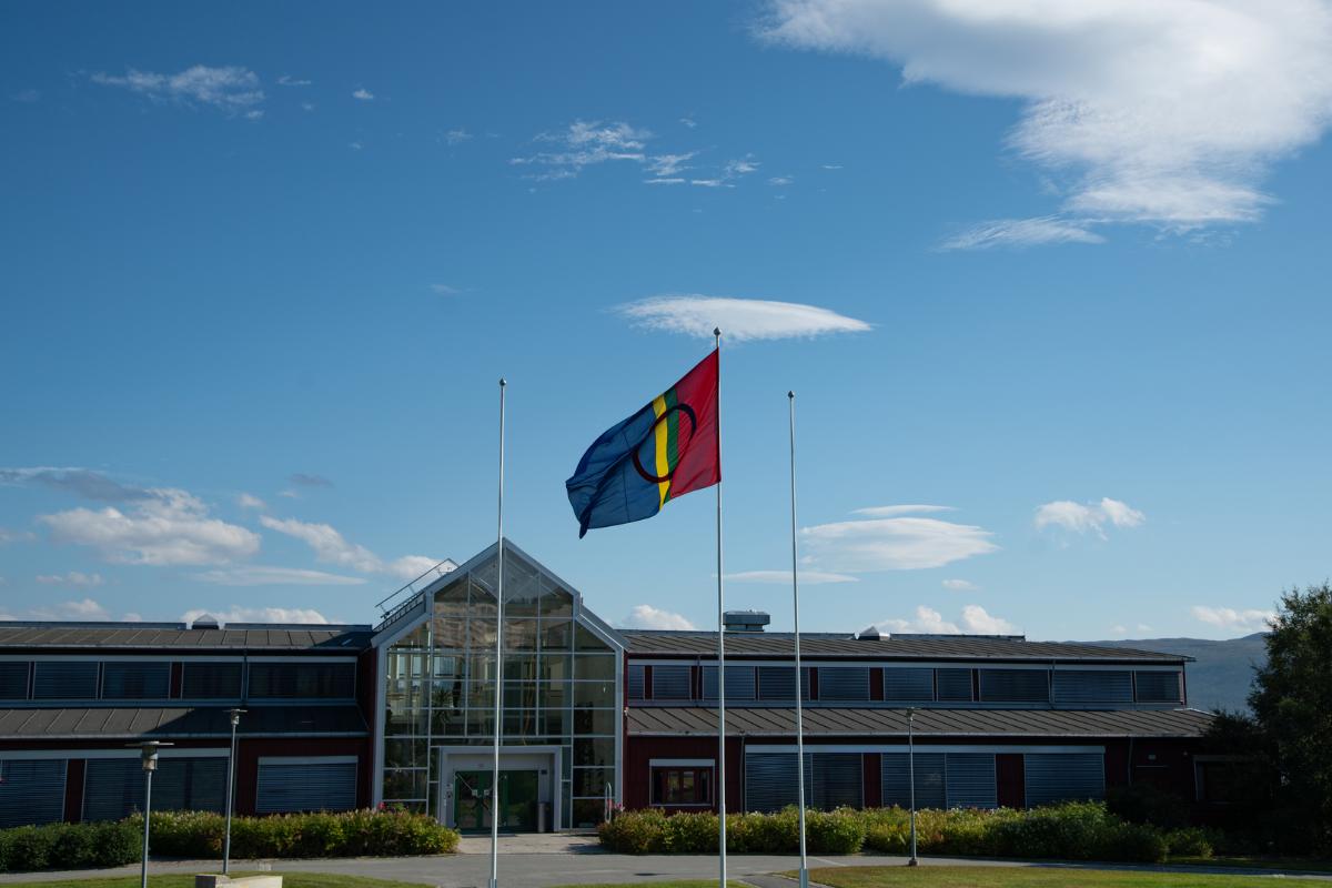 UiT med samisk flagg