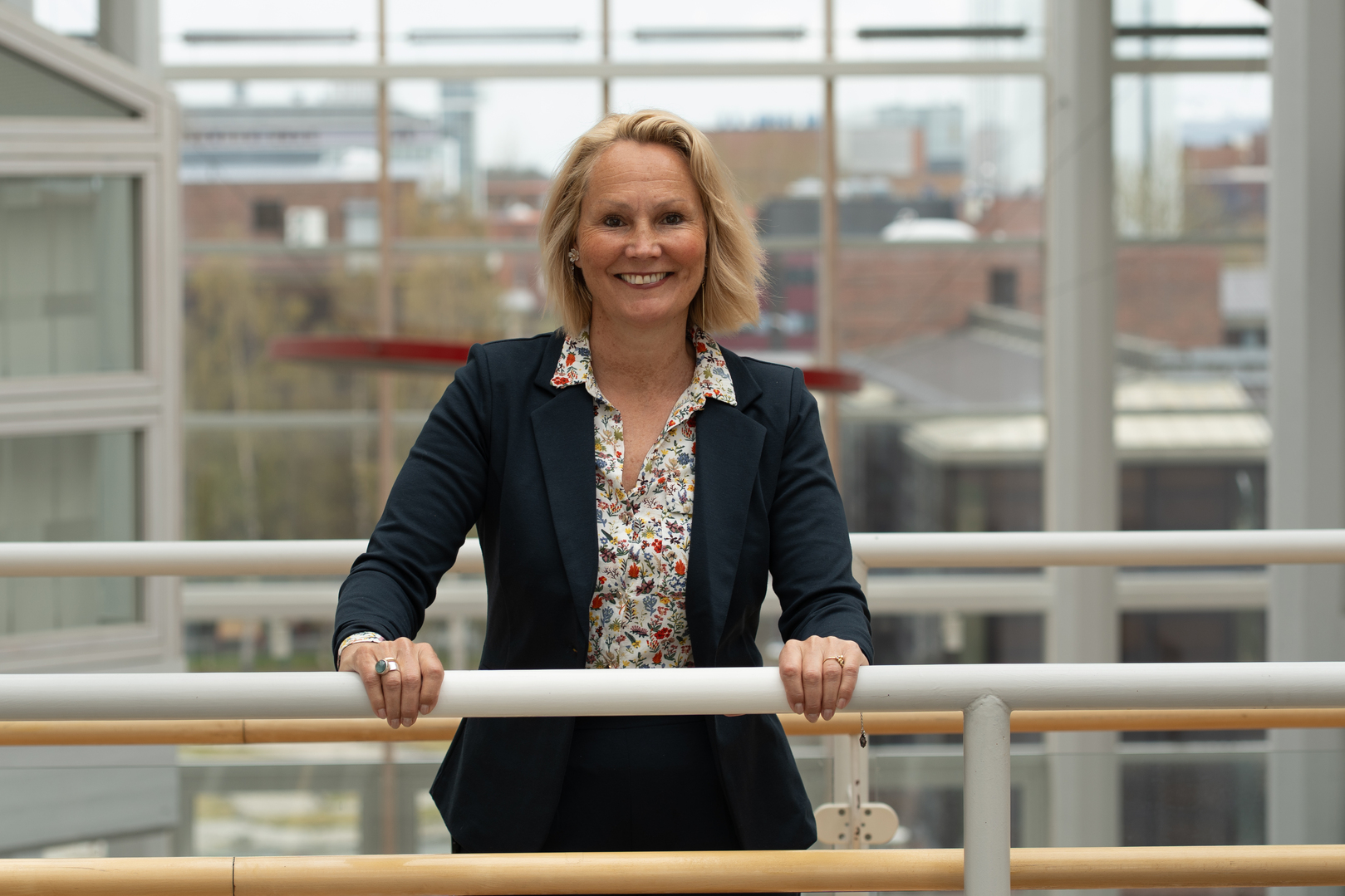 Rikke Gjærum dame med blondt hår som smiler