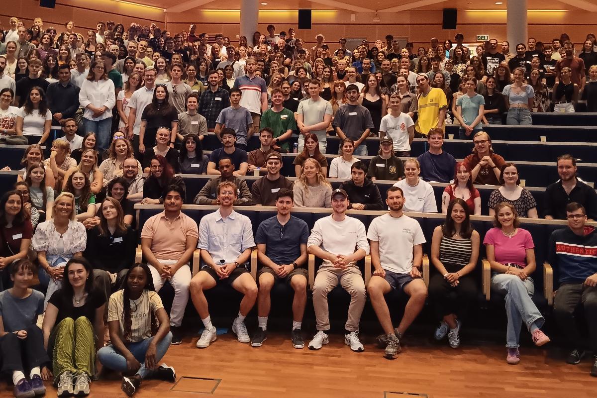 Group photo in an audiotorium.