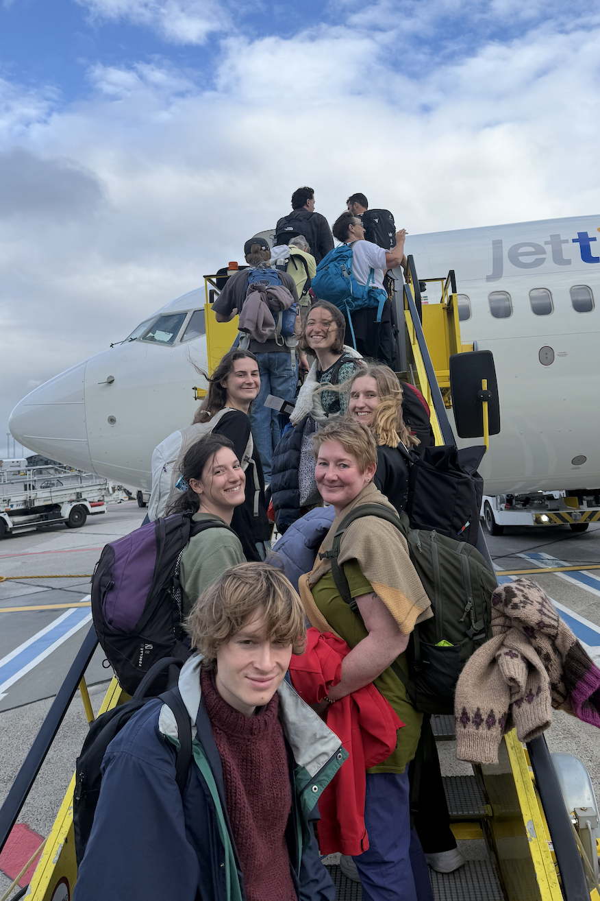 Mange personer står i en flytrapp