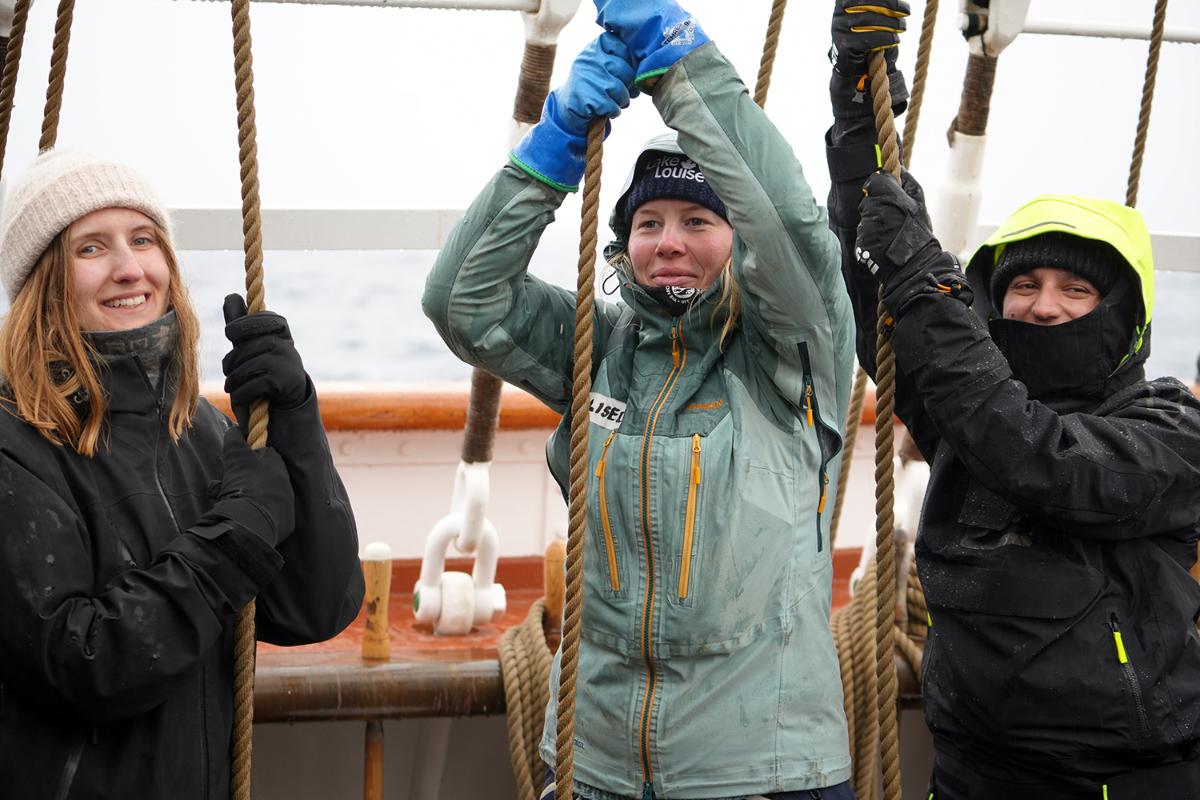 Studenter som drar i tau