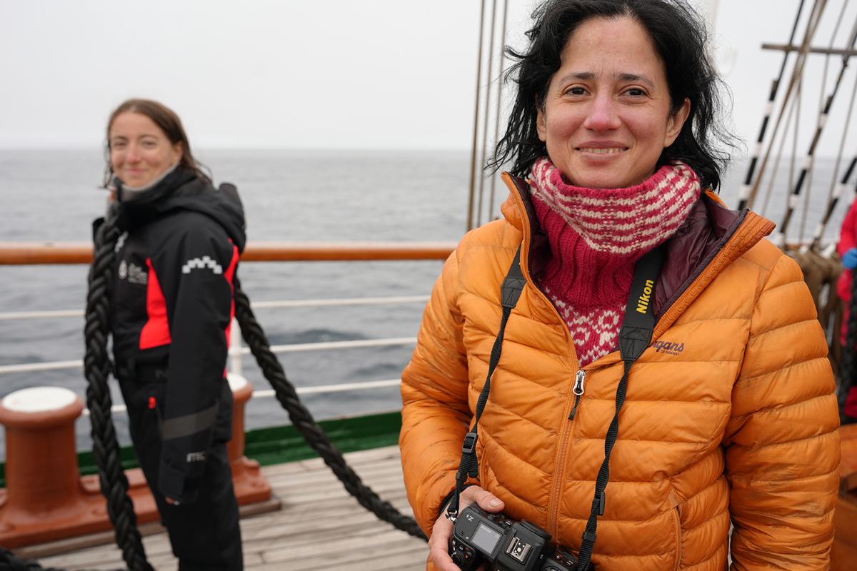 Kvinne med fotoapparat