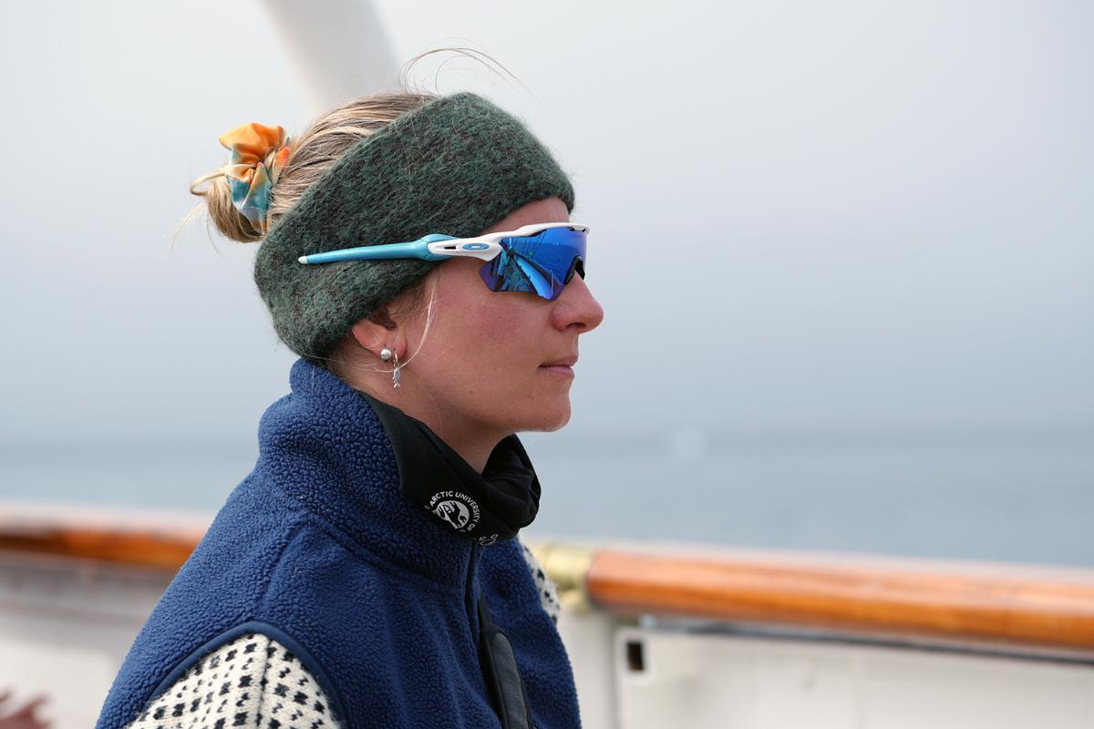 En kvinne ser på havet