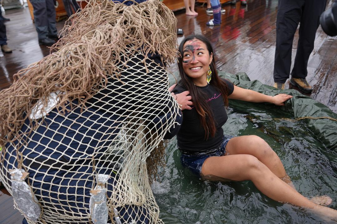 En person smiler til en annen