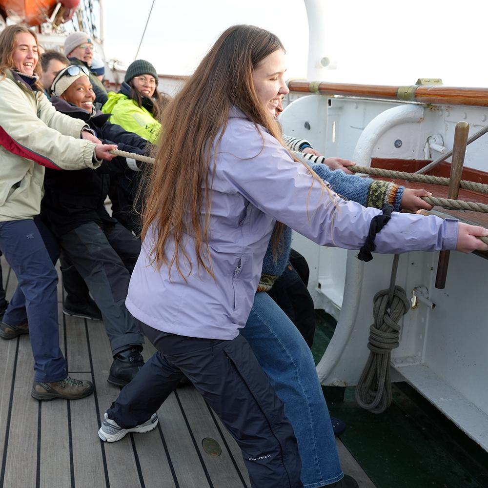 Personer som trekker i tau