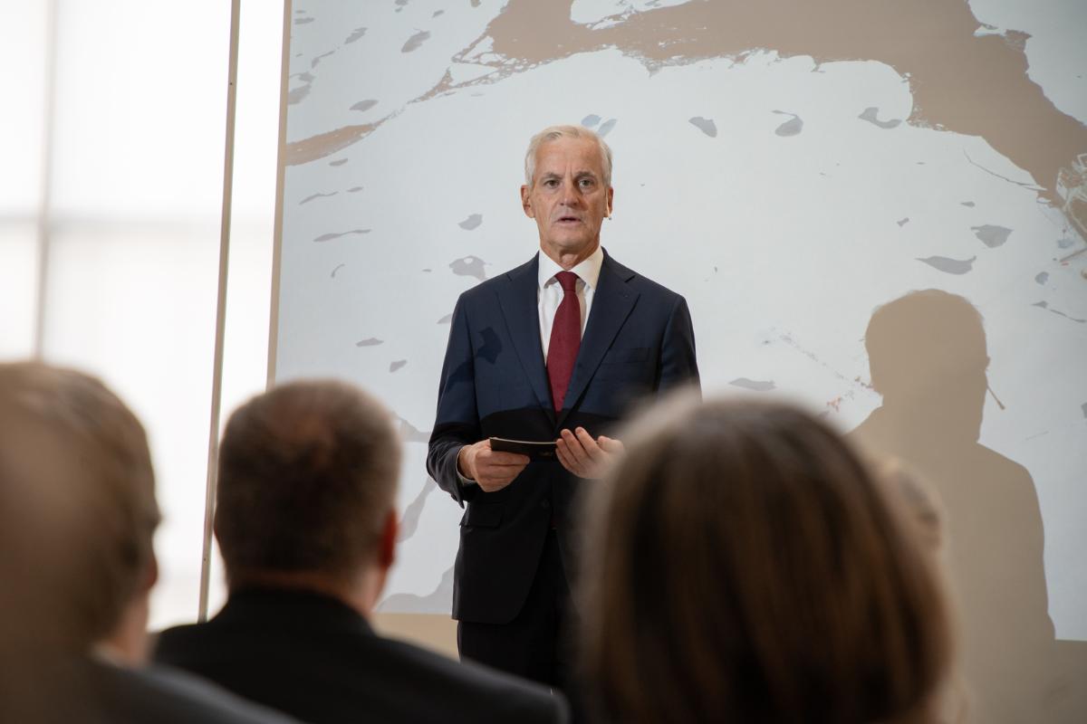 Statsminister Jonas Gahr St&oslash;re forpliktet seg til &aring; gi en milliard kroner til forskningsprosjektet Polhavet 2050, p&aring; en pressekonferanse  p&aring; UiT i dag. 