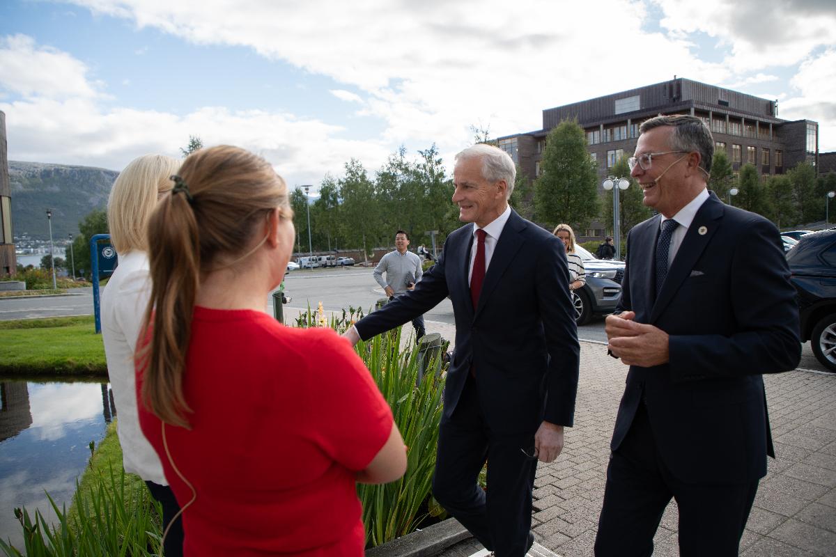 Ministertungt: Statsministeren ankommer Norges Fiskerih&oslash;gskole og hilser p&aring; minister kollegene Sigrun Aasland og Cecilie Myrseth. Til h&oslash;yre UiT-rektor Dag Rune Olsen. 