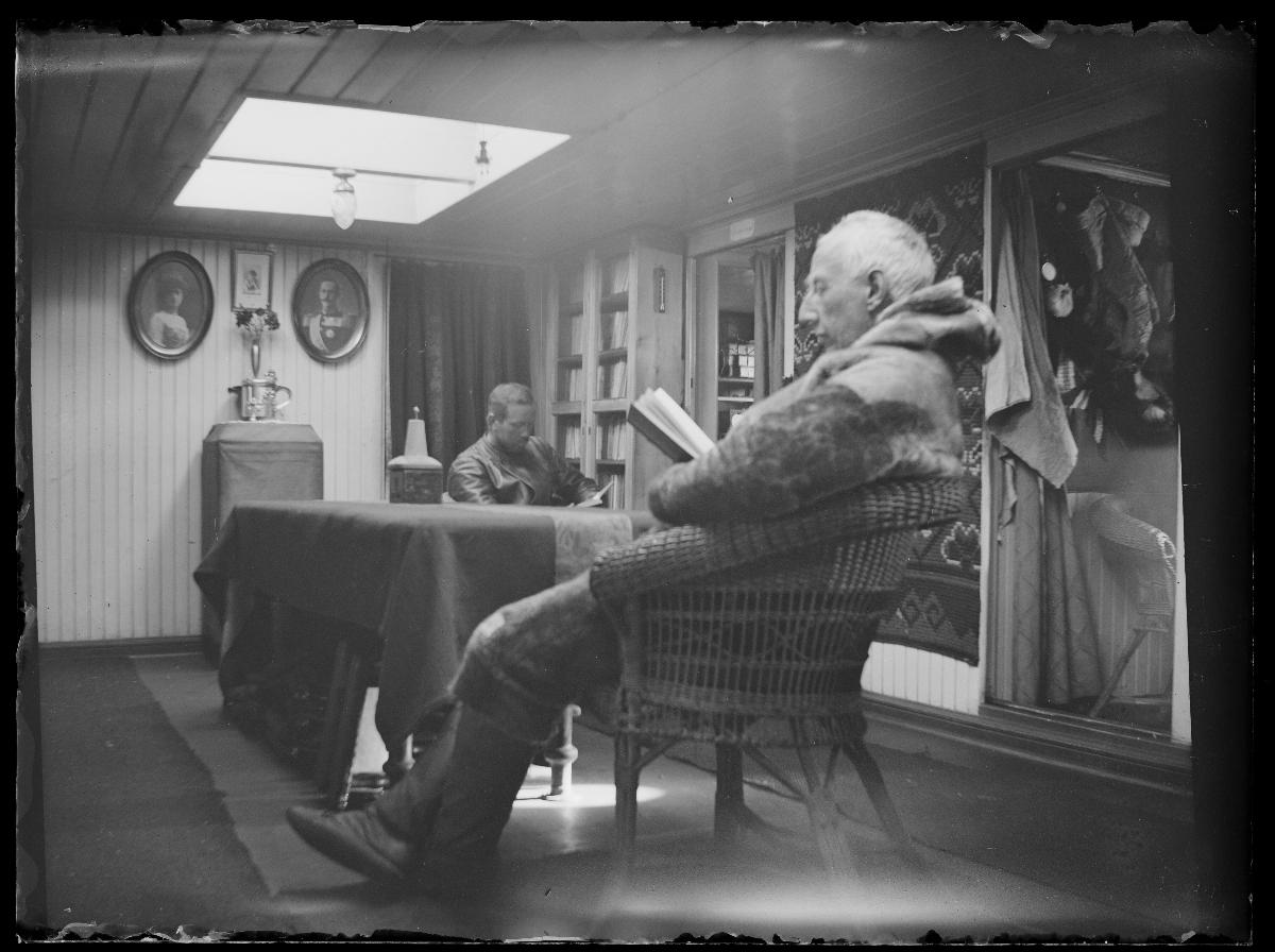 Svart-hvitt bilde av mann som leser