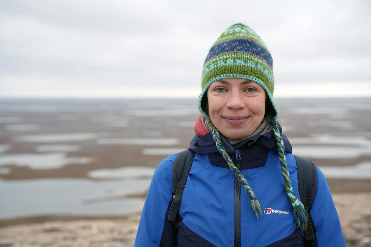 Portrett av kvinne med natur rundt