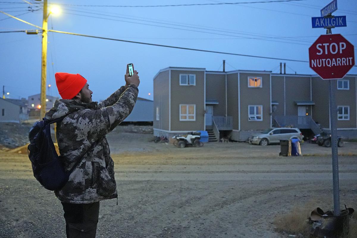 Person tar bilde av skilt