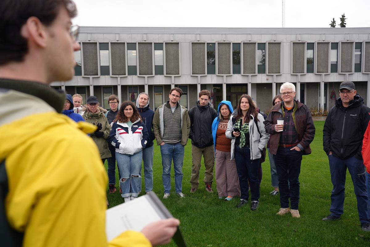 Personer på en gressplen