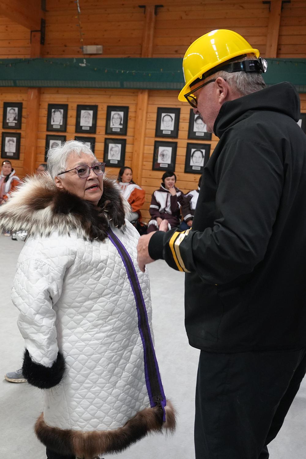 To personer snakker sammen