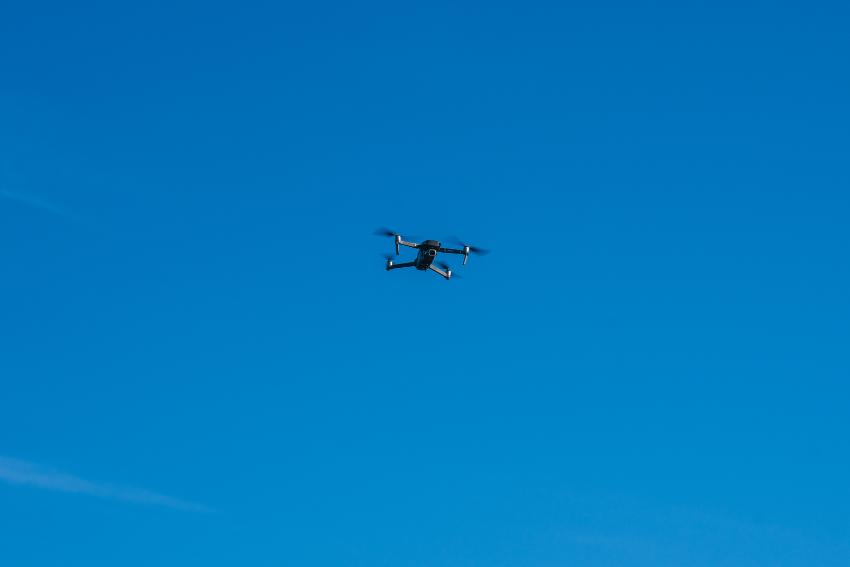 drone som flyr oppi lufta 
