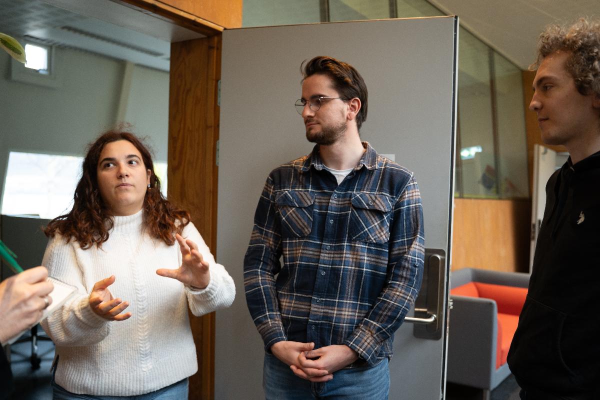 &ndash; Jeg tror dette kan gj&oslash;re folket i Venezuela stolte og mer inspirert til &aring; kjempe for demokratiet, sier Sara Cordesco (t.v.) HUn og medstudentene ved Senter for fredsstudier mente valget av prisvinner var klokt.  