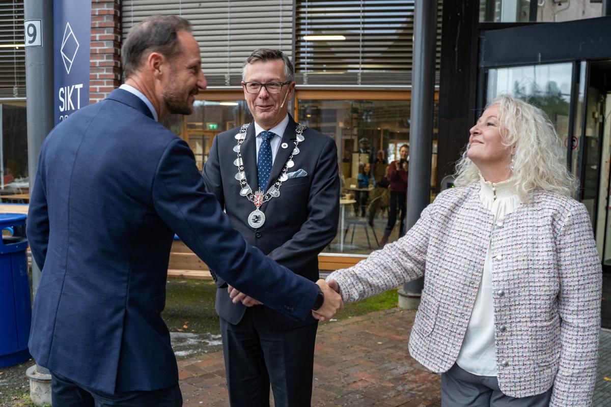 Kronprins Haakon hilser på viserektor Bente Haug