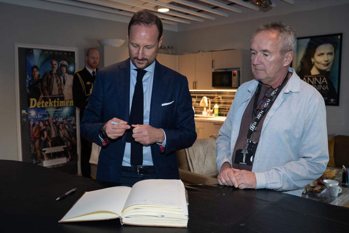 Kronprinsen fulgte en 30 år gammel tradisjon og signerte gjesteboken ved Alta Kultursal etter hans besøk i Alta, her med Tor Helge Reinsnes Moen – Kulturleder i Alta kommune 