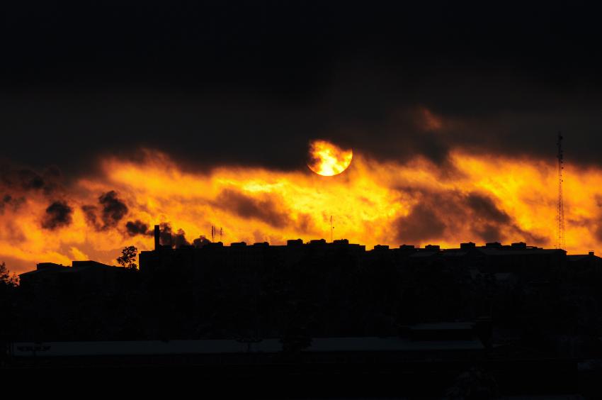 m&oslash;rk flammende himmel 