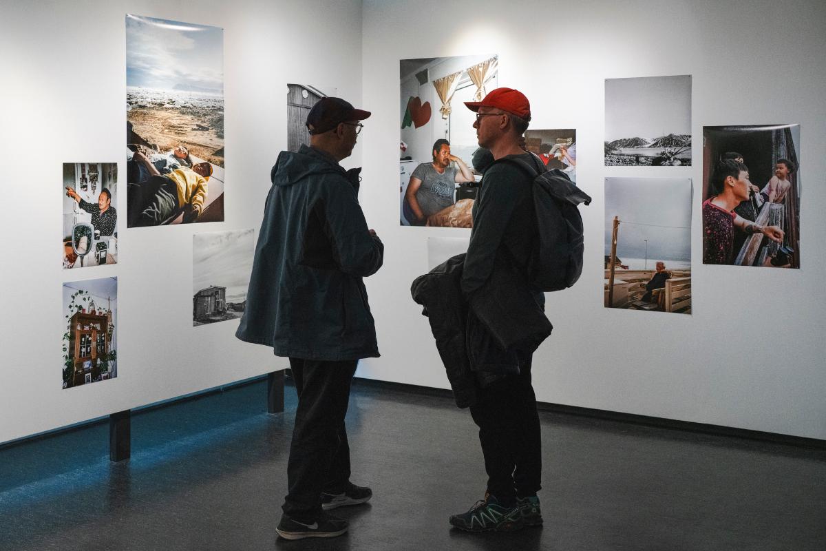 to menn som snakker sammen på en utstilling