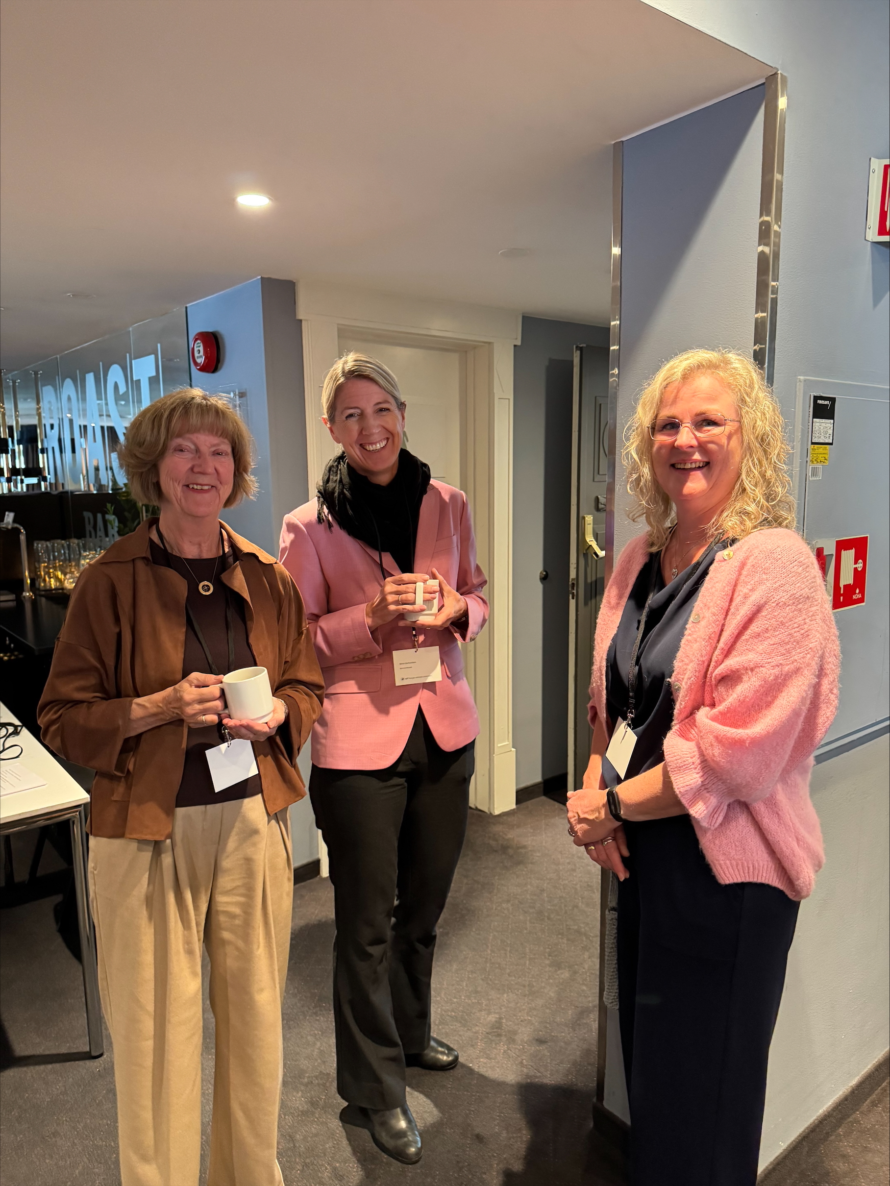 En viktig del av enhver konferanse er pausesamtalene, her professor emeritus Kirsten Sandberg, UiO, i  samtale med barneombud Mina Gerhardsen og  oppvekst- og barneverndirektør, Statsforvalteren i Troms, Hilde Bremnes.  