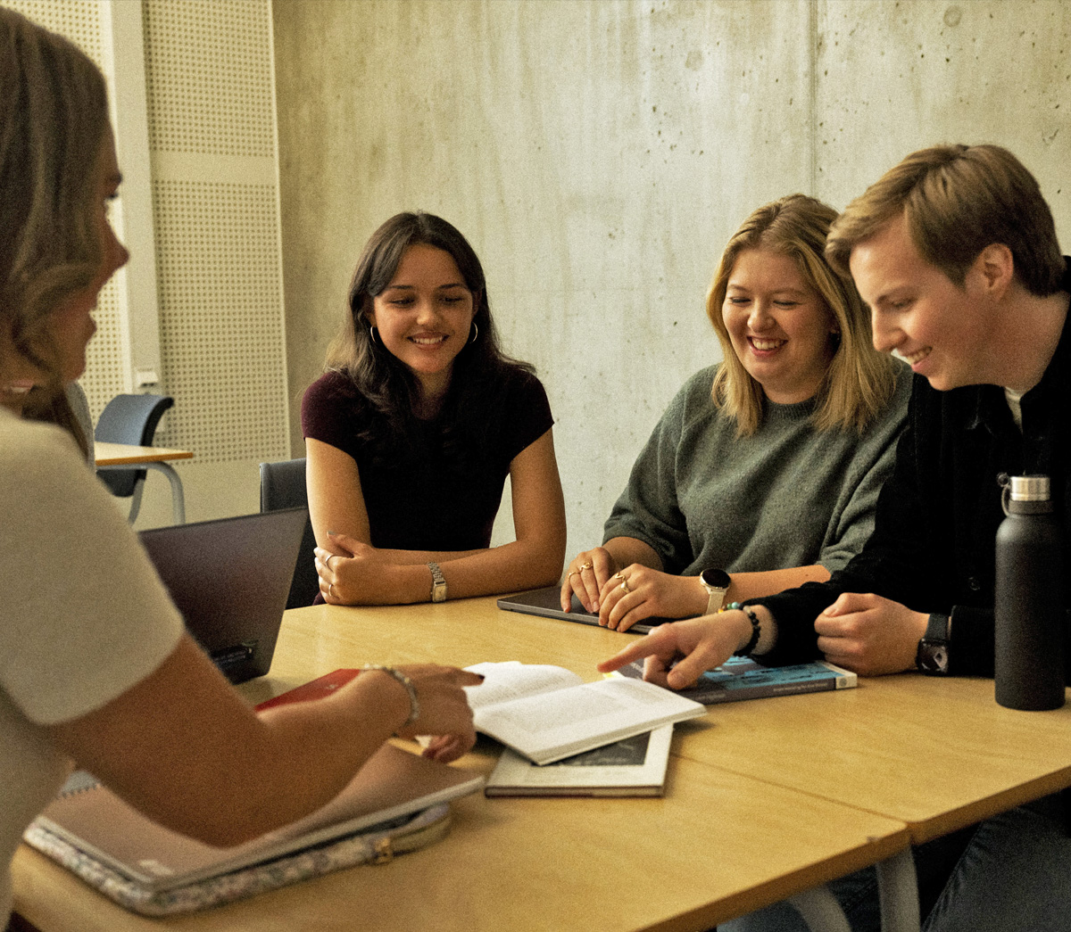 Gjeng med studenter fra UiTstudent sitter i en gruppe