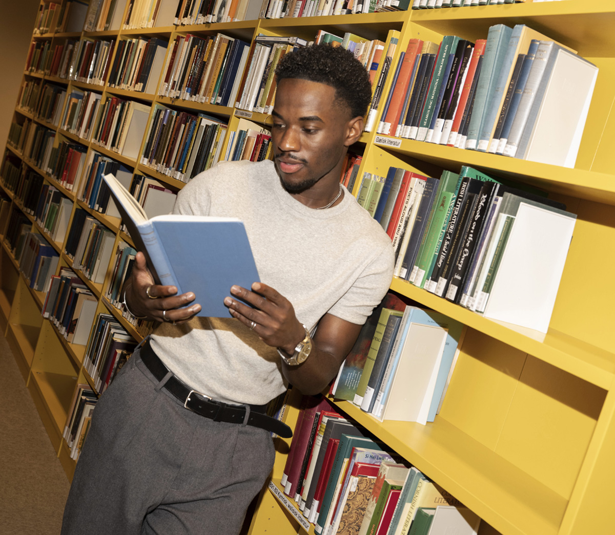 3 kvinnelige studenter som ler