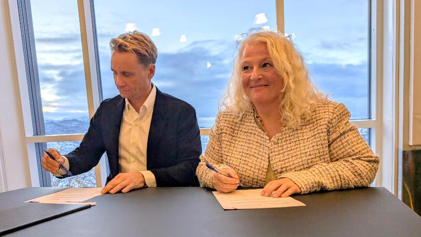 To personer som sitter ved et bord.