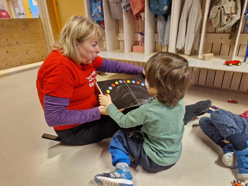 KREATIVITETEN I BRUK: Studieprogramleder ved barnehagelærerutdanningen ved UiT, Marit Sundelin, fikk bruk for kreativiteten sin, da hun hadde høytlesning fra den interaktive boken 