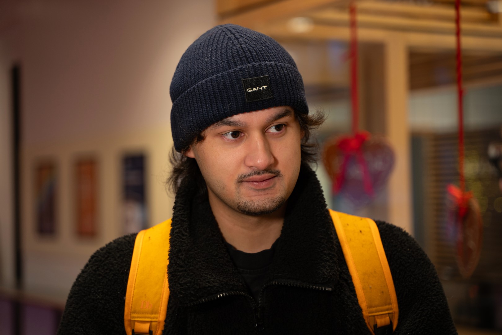 Portrettbilde av ung mannlig student,