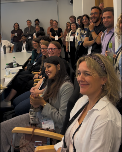 Publikum som ser på en skjerm.