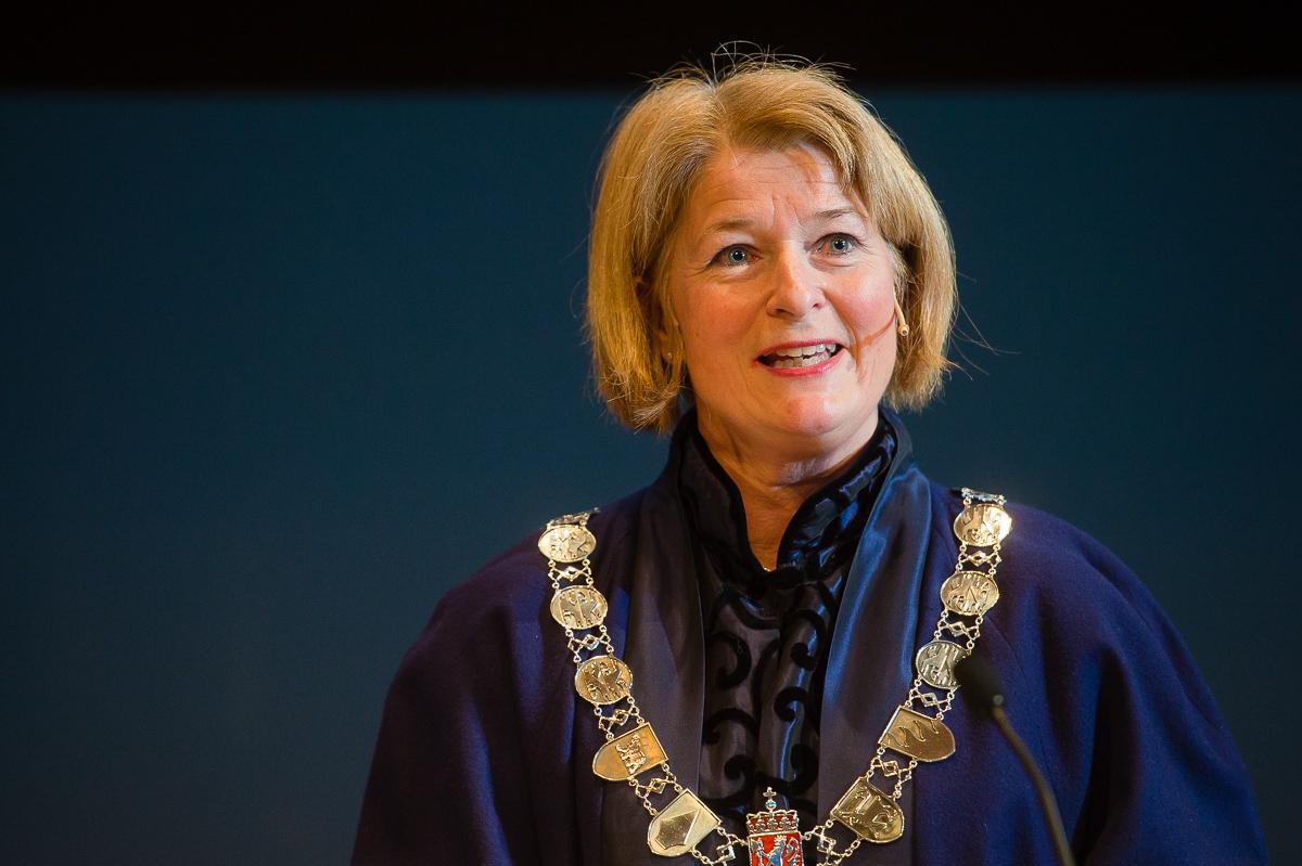 Kvinne smiler p&aring; bilde