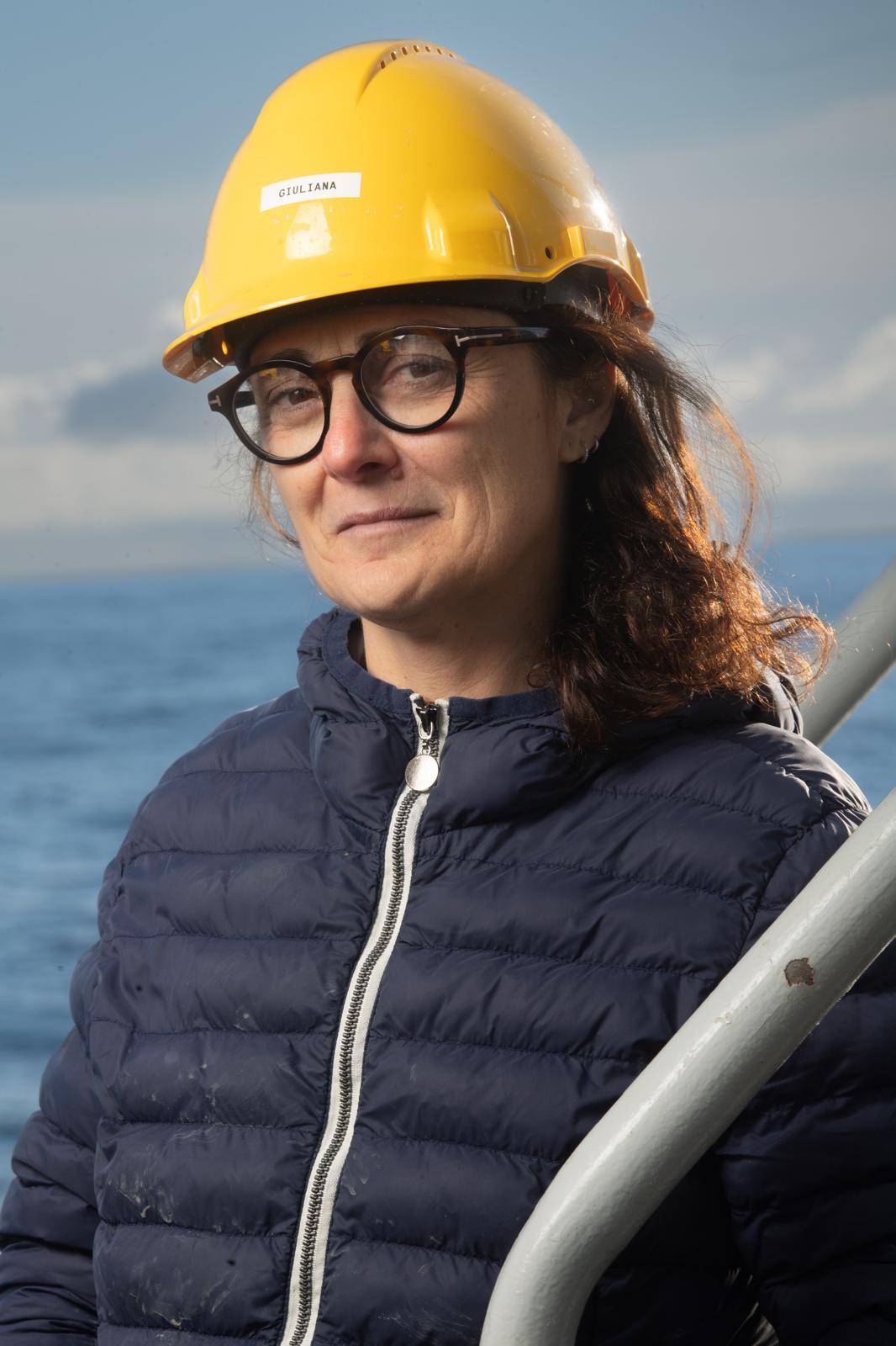 Portrett av en kvinne med gul vernehjelm.