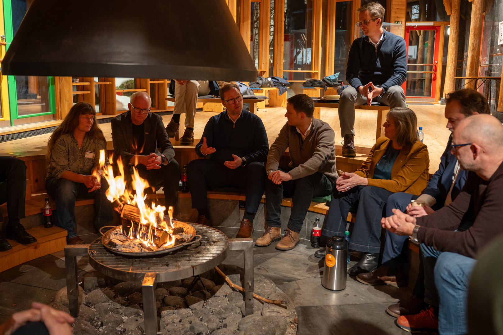 Personer samlet rundt et b&aring;l, innend&oslash;rs.