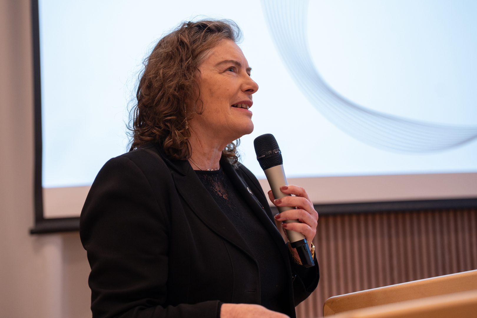 dame som prater i mikrofon